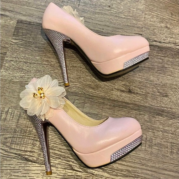 Shoes/Pumps - Picture 1 of 2